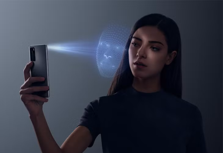 Tương tự, mở khóa bằng khuôn mặt cũng tồn tại lỗ hổng khi một số thiết bị có thể bị đánh lừa bằng hình ảnh hoặc bị mở khóa khi người dùng không chú ý.