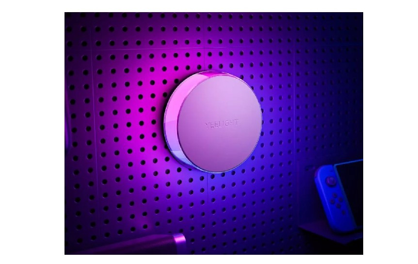 3. Đèn ngủ cảm biến Yeelight Vega RGB tự động bật khi phát hiện chuyển động và tắt khi không có người.