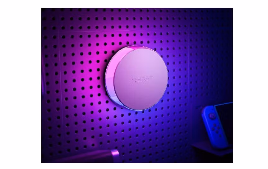 3. Đèn ngủ cảm biến Yeelight Vega RGB tự động bật khi phát hiện chuyển động và tắt khi không có người.