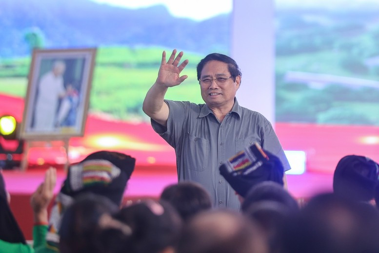 Thủ tướng Phạm Minh Chính đến dự lễ khởi công trường nội trú liên cấp tiểu học – trung học cơ sở tại xã miền núi Bát Mọt - Ảnh: VGP/Nhật Bắc