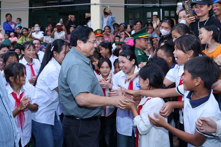 Thủ tướng Phạm Minh Chính và các em học sinh xã miền núi Bát Mọt - Ảnh: VGP/Nhật Bắc