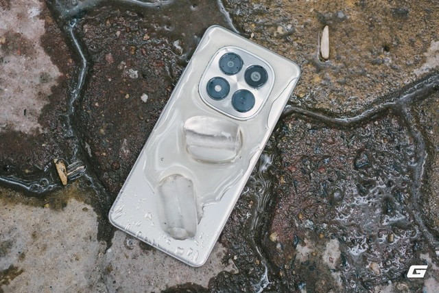 Điểm nhấn đáng chú ý nhất là chuẩn độ bền mới REDMI Titan, cho phép máy kháng nước, chống bụi, chịu va đập và hoạt động dưới nước sâu 2 mét trong 24 giờ.(Ảnh: Genk)