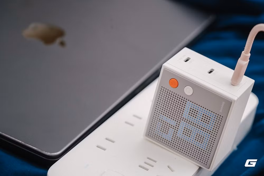 Pixel 140 mạnh mẽ hơn với full USB-C, mỗi cổng có thể đạt tới 140W khi sạc đơn.(Ảnh: Genk)