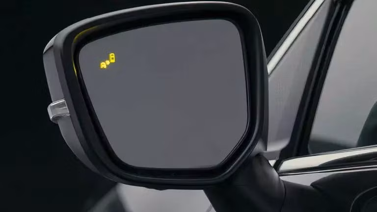 Hệ thống cảnh báo điểm mù hỗ trợ tài xế an toàn hơn bằng cách phát hiện xe đi sát hai bên.