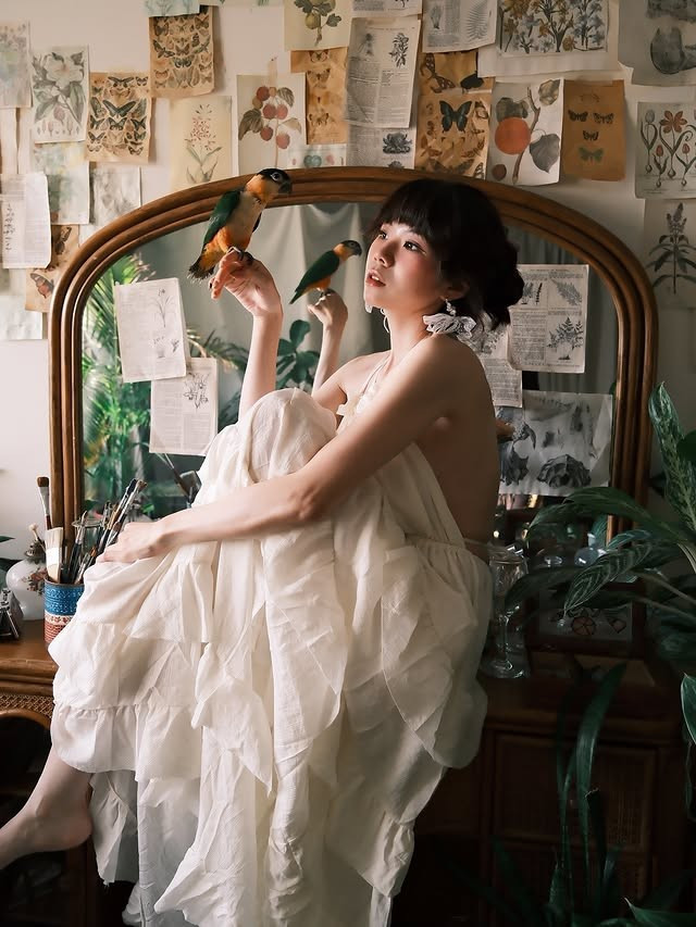 Trên Instagram, cô nàng thường xuyên chia sẻ hình ảnh bên cạnh vẹt xám, vẹt trắng và những chú vẹt có bộ lông sặc sỡ.