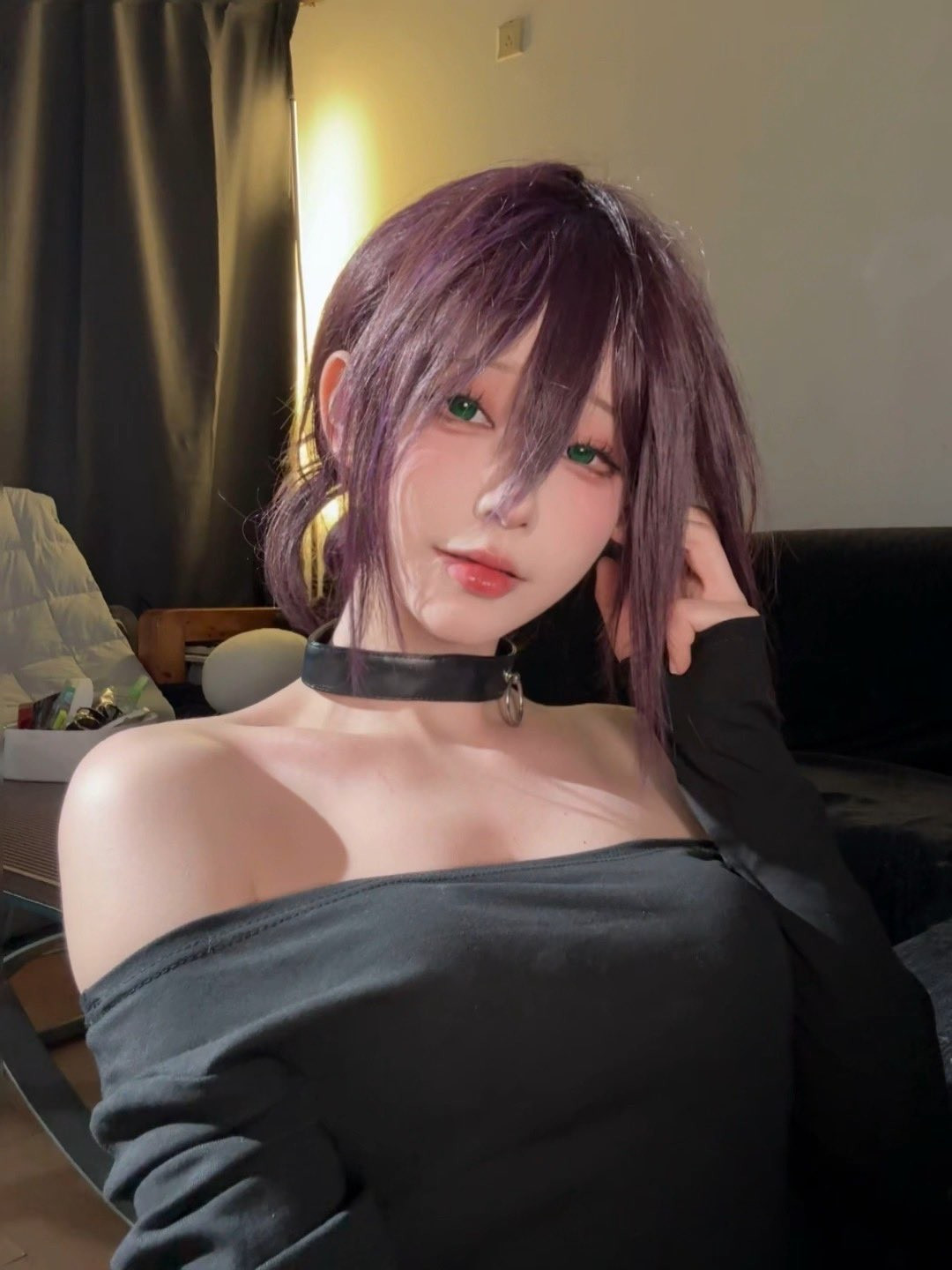 Tạo hình của cô nàng gây ấn tượng mạnh với mái tóc bạch kim, ánh mắt mơ màng và phục trang cực kỳ chi tiết.