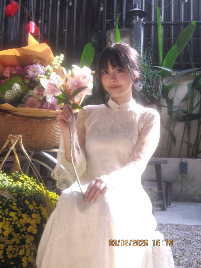 Khác với hình ảnh cá tính, bùng nổ trên sân khấu Esports, cô nàng trong bộ ảnh hiện lên nhẹ nhàng, thuần khiết và đầy nữ tính.