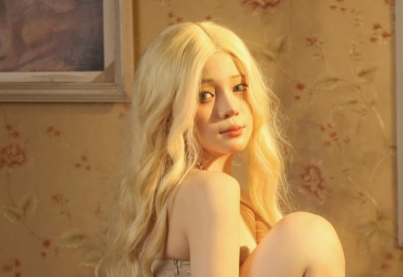 Điểm khiến người xem ấn tượng nhất chính là cách cô nàng lựa chọn góc máy táo bạo nhưng tinh tế, tôn trọn thần thái cuốn hút.