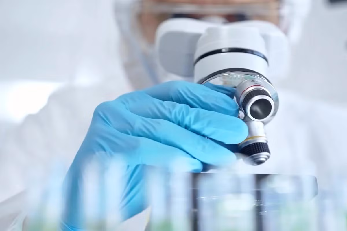 Cấu trúc vật liệu tàng hình này gồm nhiều lớp, kết hợp bề mặt siêu vật liệu giúp tản nhiệt tốt hơn kim loại truyền thống. (Ảnh: South China Morning)