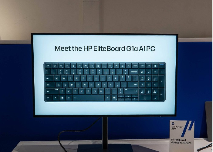 Người dùng chỉ cần cắm EliteBoard G1a vào màn hình ngoài, tối đa hai màn hình 4K, là có thể làm việc như với một desktop thông thường. (Ảnh: XDA)