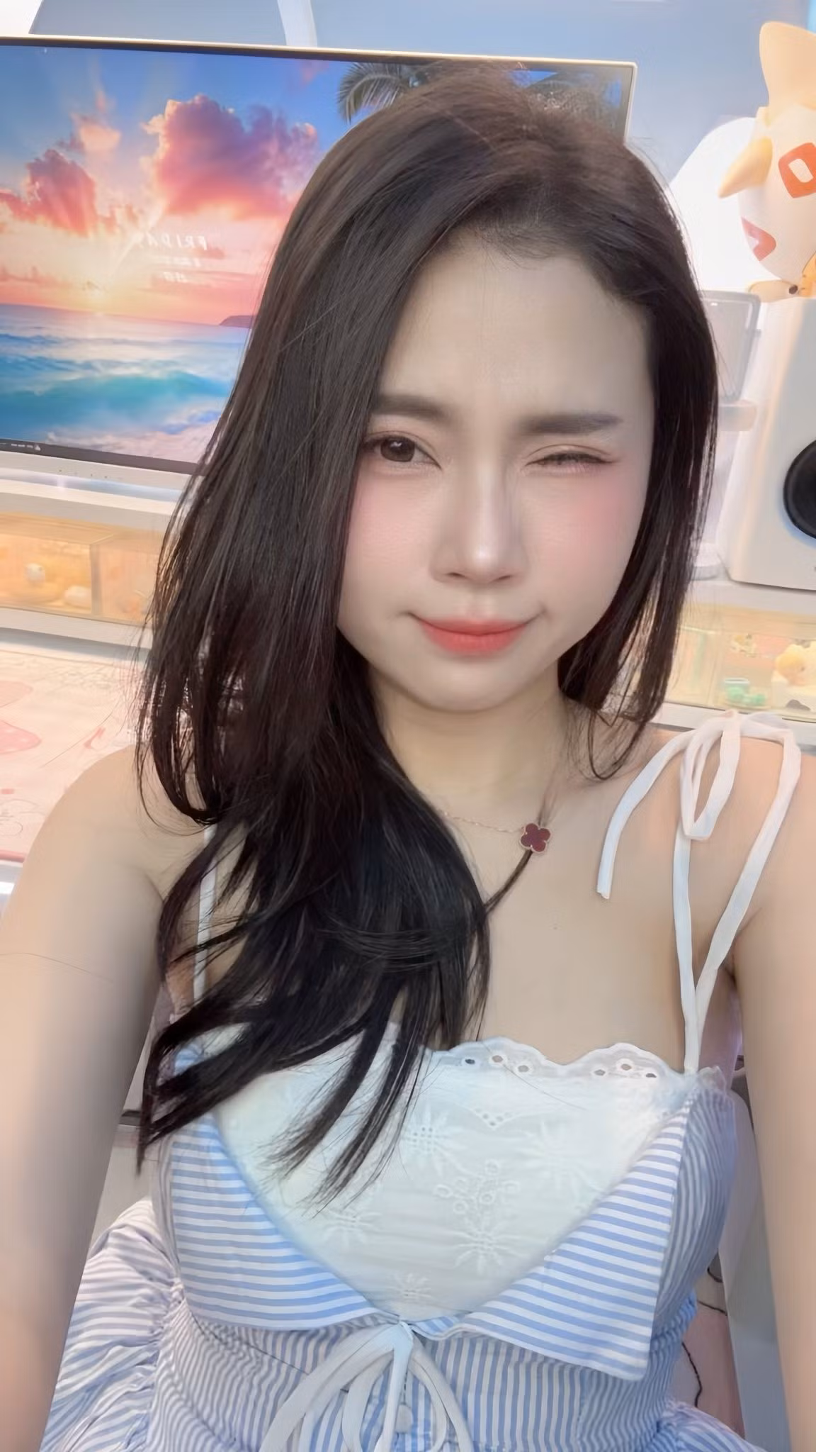 Cô nàng hài hước chia sẻ: “Không đi biển được thì tạo biển chill tại gia thôi”.