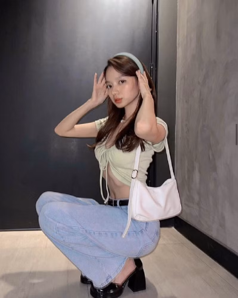 Tuy vậy, mỗi lần lộ diện, nhan sắc của Chi vẫn nhanh chóng chiếm sóng mạng xã hội.