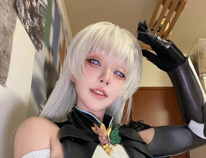 Cô hóa thân đa dạng từ chiến binh mạnh mẽ đến nàng thơ dịu dàng đầy cuốn hút.