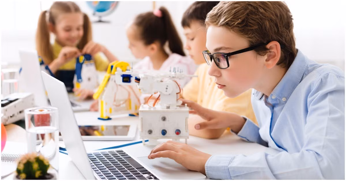 Thay vào đó, lập trình, AI, đạo đức học và tư duy nguyên lý cơ bản được coi là những môn học trụ cột cho tương lai.