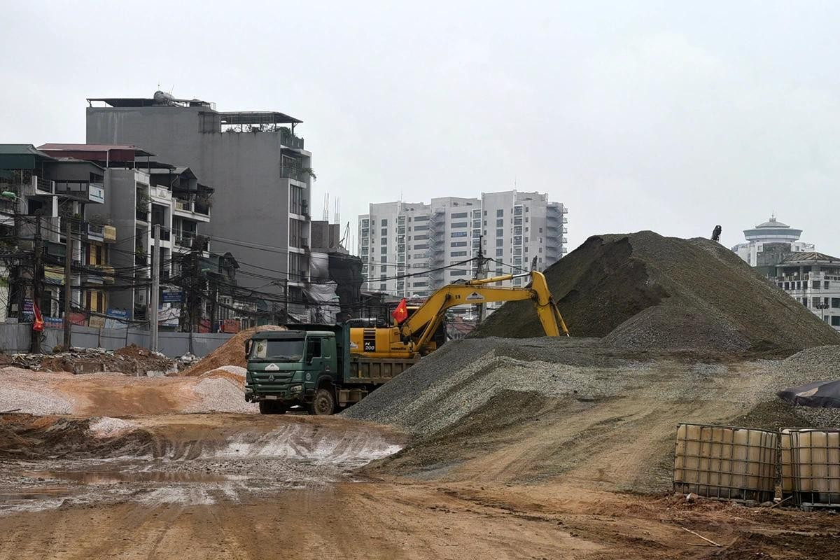 Ông Nguyễn Viết Tân - người dân sinh sống tại phố Nguyễn Chí Thanh chia sẻ: “Dự án đường Vành đai 1 được thi công là điều tốt đẹp, đoạn đường di chuyển được mở rộng, người dân quanh đây cũng rất phấn khởi. Tuy nhiên, tôi cảm thấy tiến độ của dự án hơi chậm. Vào những buổi chiều, việc tắc đường tại khu vực này thường xuyên diễn ra, nên tôi hy vọng đoạn đường sẽ sớm được hoàn thiện”.