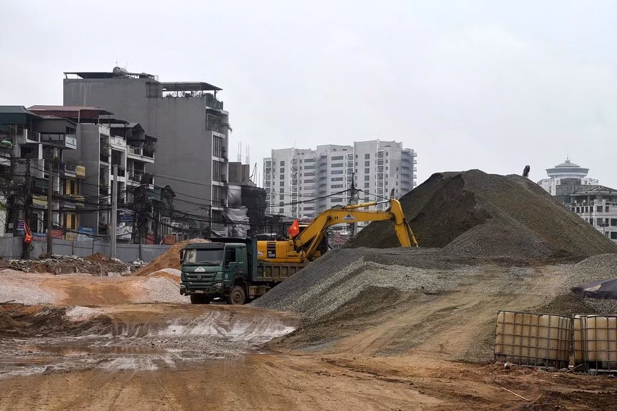 Ông Nguyễn Viết Tân - người dân sinh sống tại phố Nguyễn Chí Thanh chia sẻ: “Dự án đường Vành đai 1 được thi công là điều tốt đẹp, đoạn đường di chuyển được mở rộng, người dân quanh đây cũng rất phấn khởi. Tuy nhiên, tôi cảm thấy tiến độ của dự án hơi chậm. Vào những buổi chiều, việc tắc đường tại khu vực này thường xuyên diễn ra, nên tôi hy vọng đoạn đường sẽ sớm được hoàn thiện”.