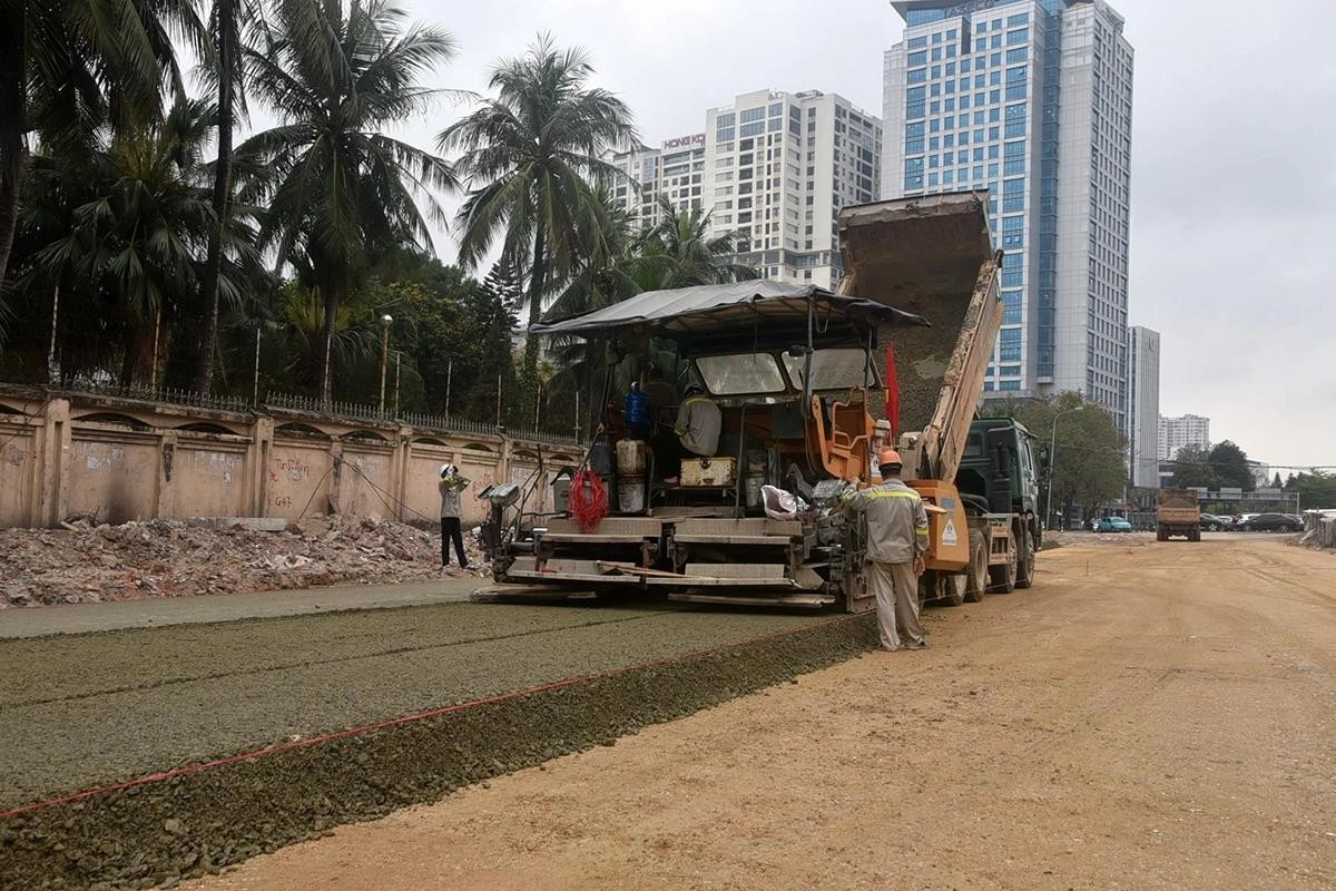 Máy móc, vật liệu, thiết bị xây dựng hoạt động liên tục, duy trì nhịp độ làm việc.