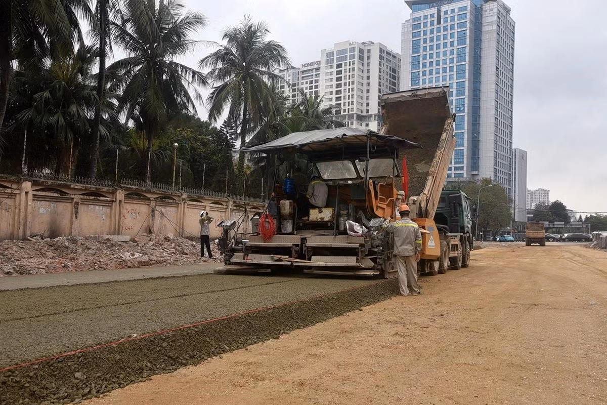 Máy móc, vật liệu, thiết bị xây dựng hoạt động liên tục, duy trì nhịp độ làm việc.