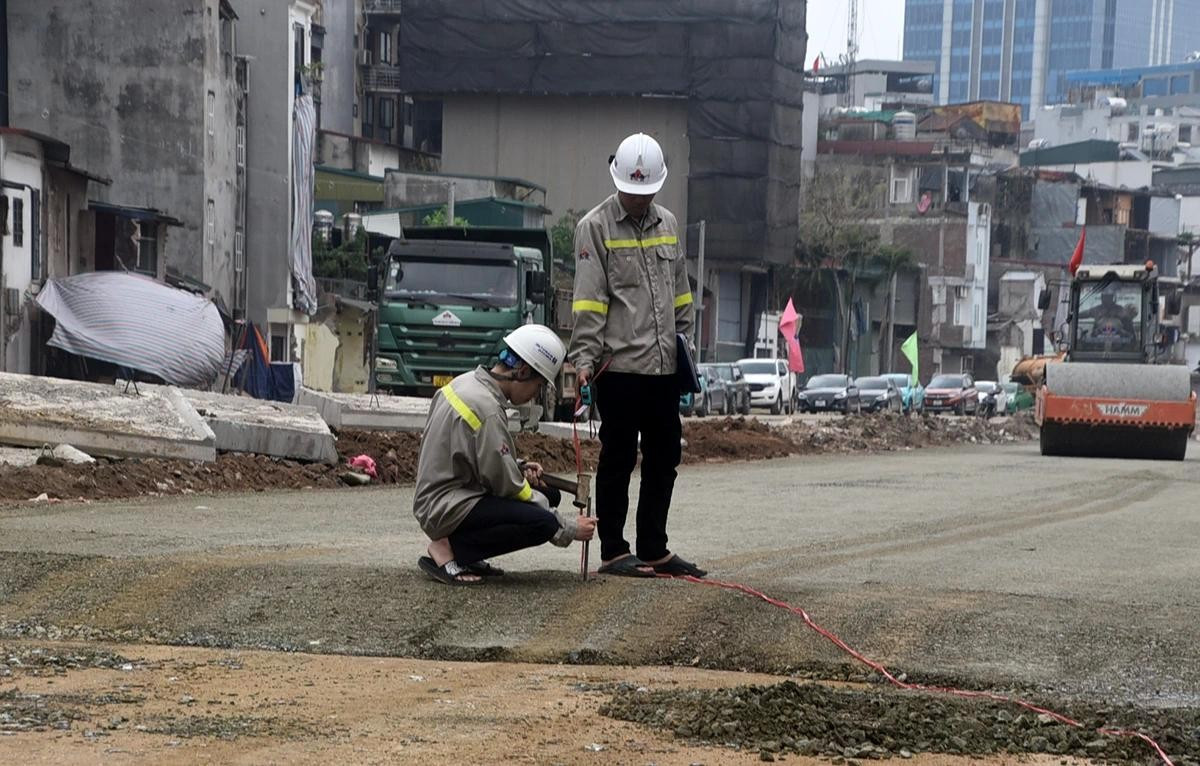 Mặt đường được cấp phối đá dăm 2 lần sau đó mới lên nhựa.