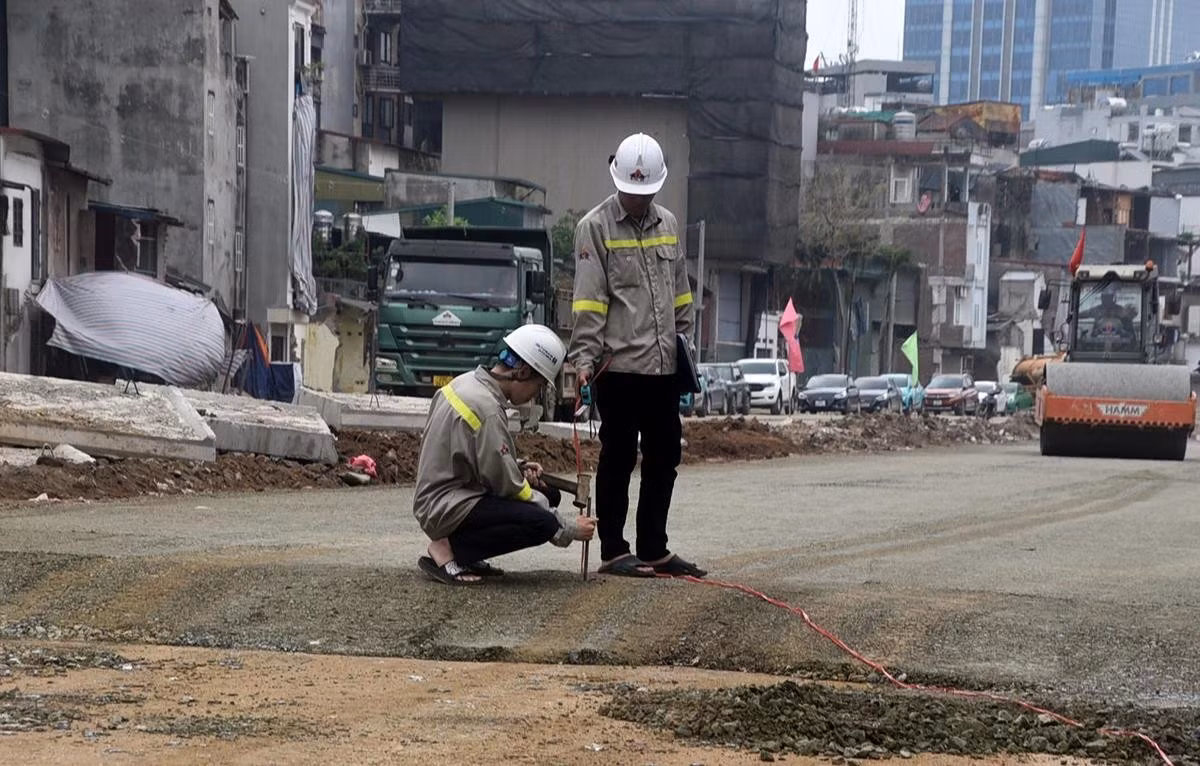 Mặt đường được cấp phối đá dăm 2 lần sau đó mới lên nhựa.