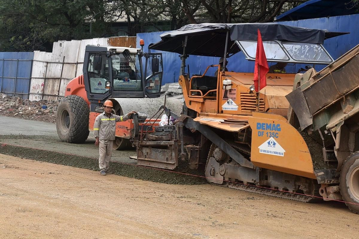 Công nhân thi công cấp phối đá dăm.