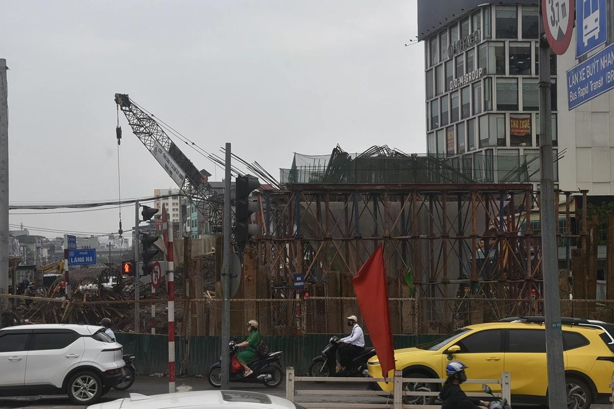Tại nút giao Láng Hạ - Giảng Võ, các trụ cầu đang được lắp đặt, chuẩn bị cho cầu vượt ngã tư.