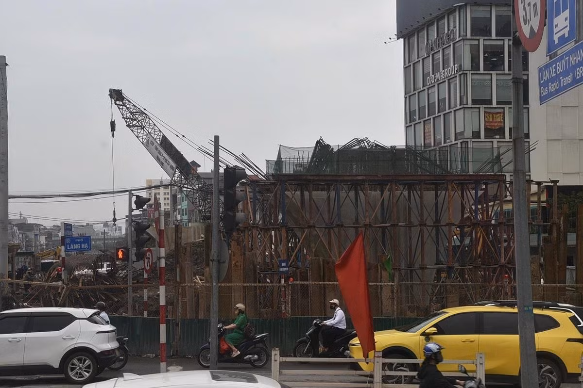 Tại nút giao Láng Hạ - Giảng Võ, các trụ cầu đang được lắp đặt, chuẩn bị cho cầu vượt ngã tư.