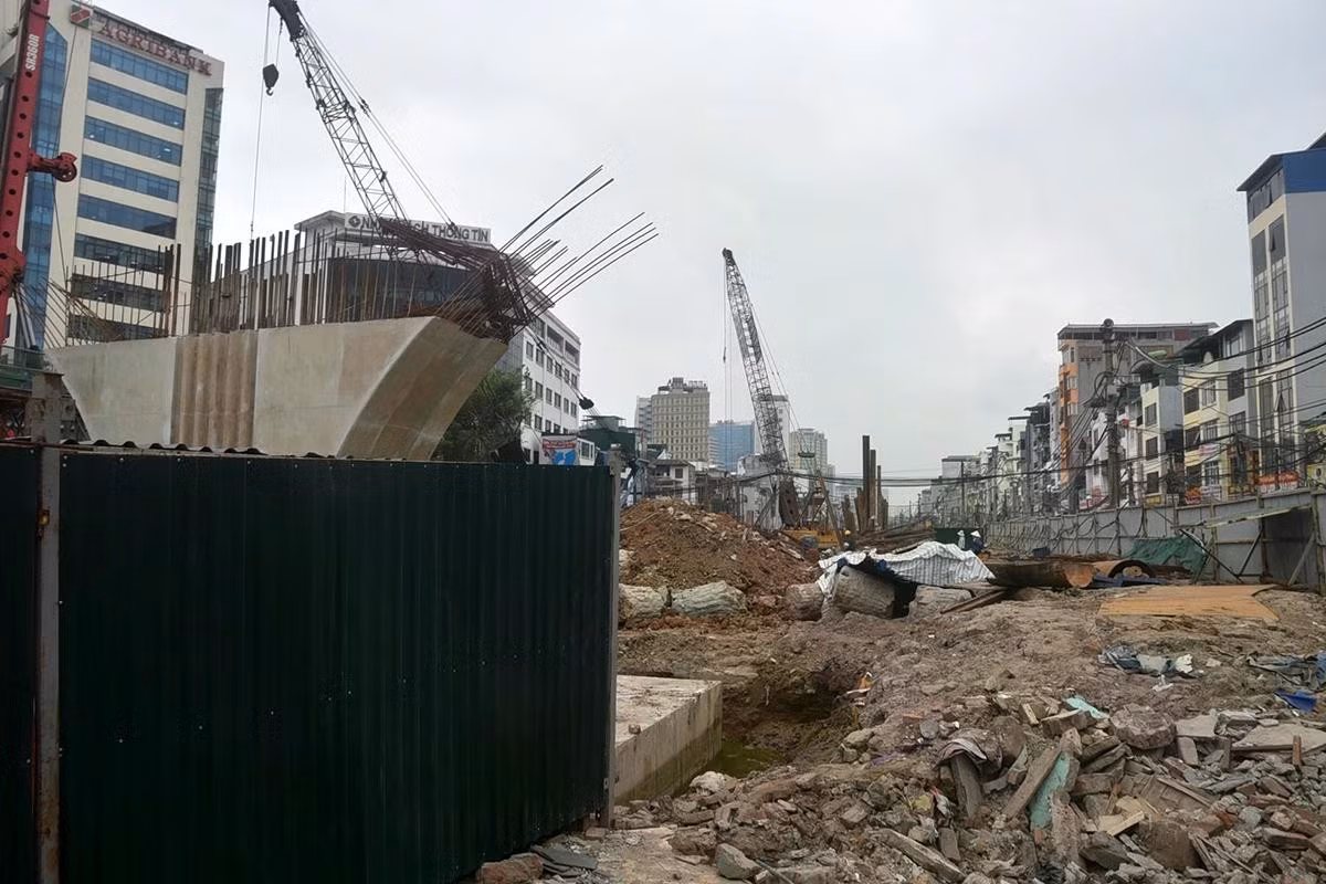 Dự án đầu tư đường Vành đai 1 đoạn Hoàng Cầu - Voi Phục được phê duyệt từ tháng 12/2017 và dự kiến hoàn thành năm 2020, nhưng tiến độ bị chậm do vướng mắc giải phóng mặt bằng.