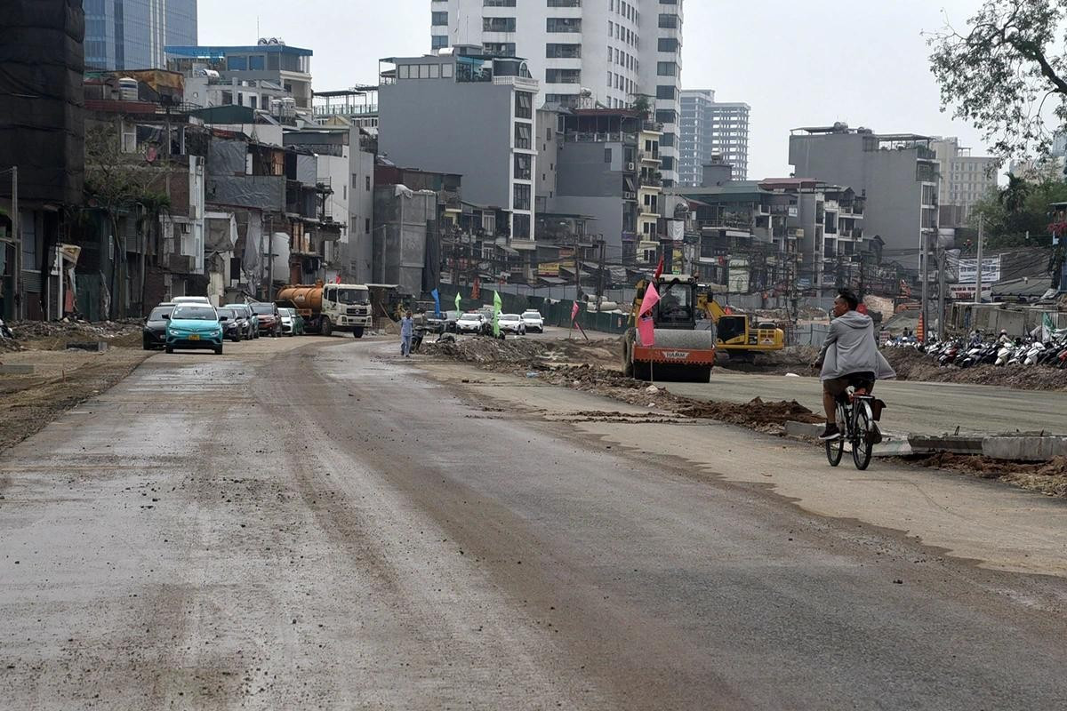 Đáng chú ý, đoạn đường dài 350m từ dốc Bệnh viện Phụ sản Hà Nội đến nút giao Voi Phục đã được trải các lớp bê tông nhựa và phối đá dăm loại 1. Đoạn đường sẽ tiếp tục được thi công lớp cấp phối đá dăm loại 2, dự kiến hoàn thành vào đầu tháng 4. Các phương tiện đang lưu thông trên phần đường đã được hoàn thiện.