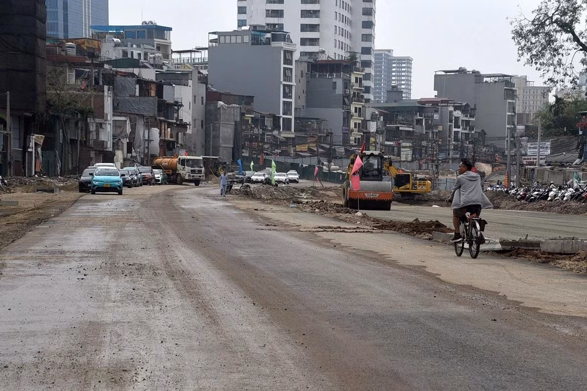 Đáng chú ý, đoạn đường dài 350m từ dốc Bệnh viện Phụ sản Hà Nội đến nút giao Voi Phục đã được trải các lớp bê tông nhựa và phối đá dăm loại 1. Đoạn đường sẽ tiếp tục được thi công lớp cấp phối đá dăm loại 2, dự kiến hoàn thành vào đầu tháng 4. Các phương tiện đang lưu thông trên phần đường đã được hoàn thiện.