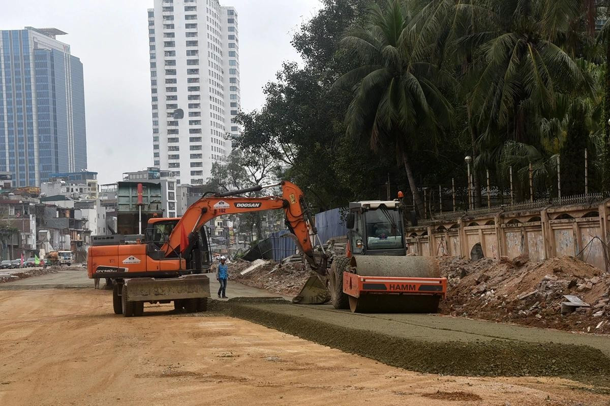 Các nhóm công nhân chia thành nhiều nhóm, đảm nhận nhiều hạng mục công việc trên công trường.