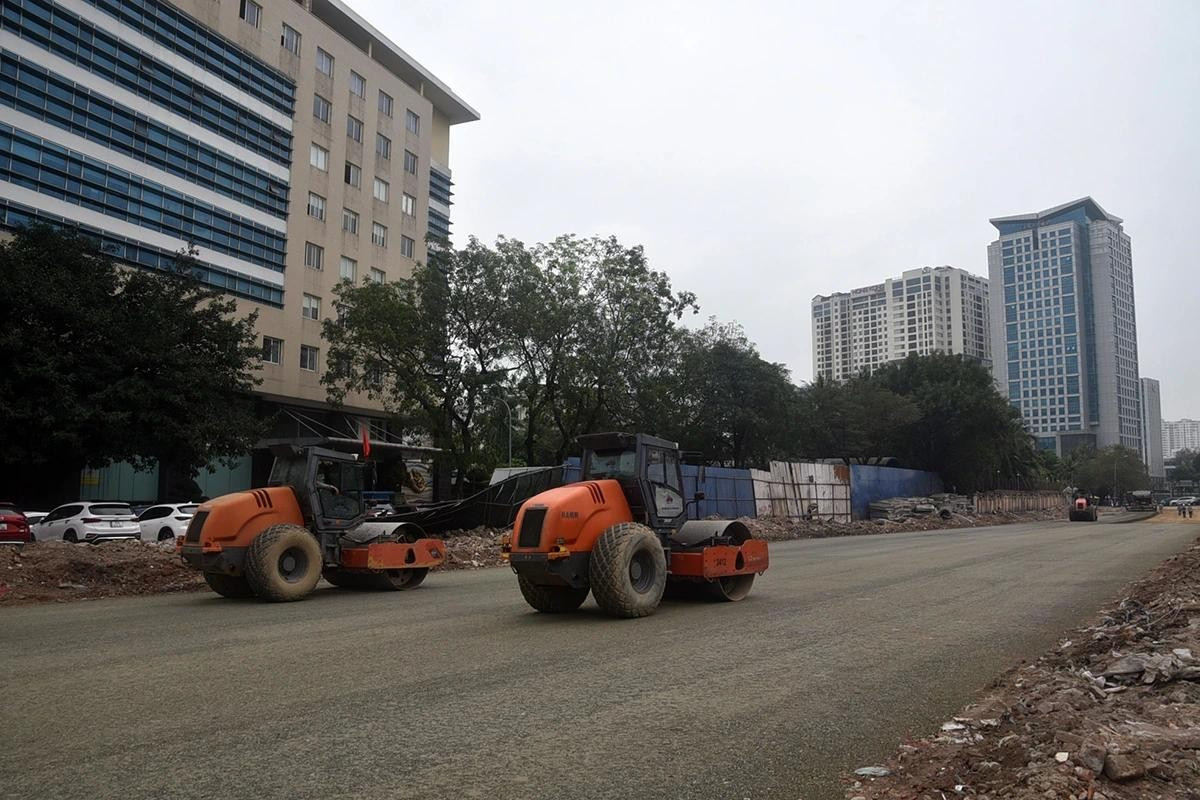 Chia sẻ về quá trình thi công, anh Lê Bá Lương (Công ty CP Xây dựng -Thương mại 68) cho biết, dự án gặp không ít khó khăn do giá vật liệu xây dựng tăng cao. Bên cạnh đó, việc vận chuyển máy móc, vật tư chỉ có thể thực hiện vào ban đêm do tuyến La Thành tổ chức giao thông một chiều, gây ảnh hưởng nhất định đến tiến độ.