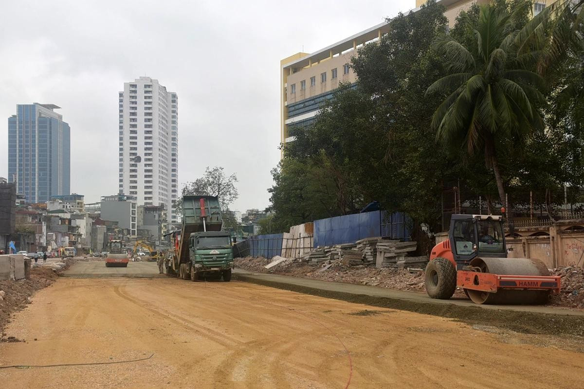 Trên công trường, máy móc, vật liệu, thiết bị xây dựng hoạt động liên tục, duy trì nhịp độ làm việc.