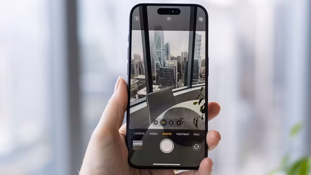 LiDAR lần đầu xuất hiện trên iPhone 12 Pro năm 2020 và tiếp tục được duy trì trên tất cả các mẫu iPhone dòng Pro về sau.