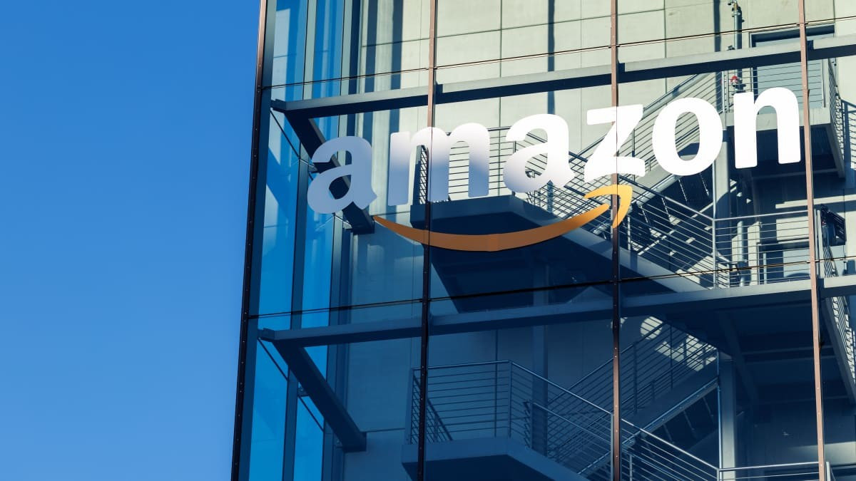 Căng thẳng leo thang khi Amazon tìm cách ngăn Saks tiếp cận khoản vay cứu trợ 1,75 tỷ USD, lo ngại quyền lợi của mình bị xâm hại.