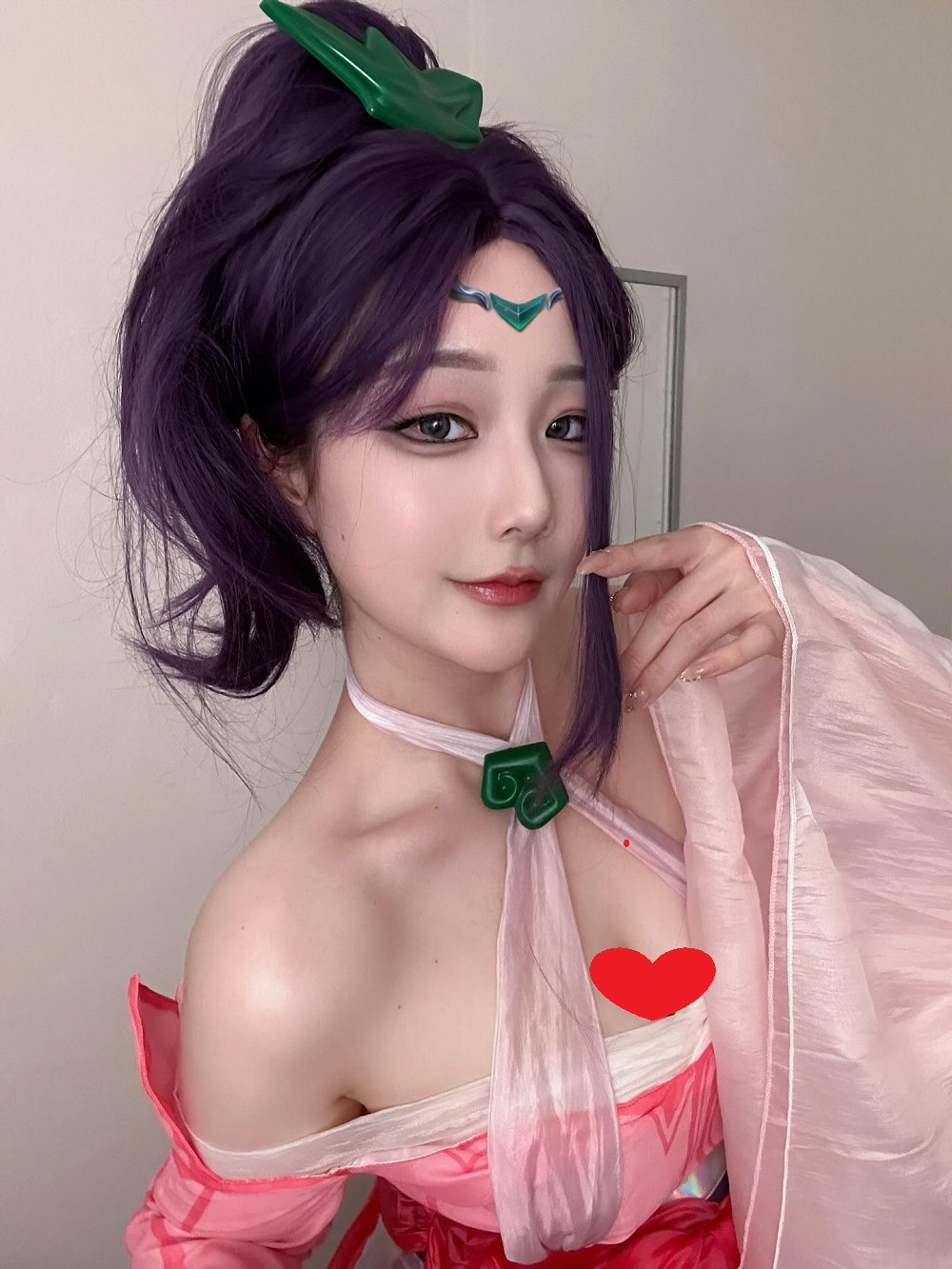 Người đẹp nhận về hàng loạt lời khen ngợi từ fan LMHT khắp nơi trên thế giới.