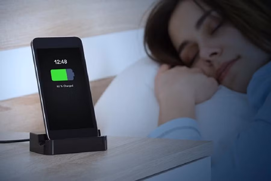 Morgan nhấn mạnh rằng sạc iPhone qua đêm là thói quen cần loại bỏ ngay.