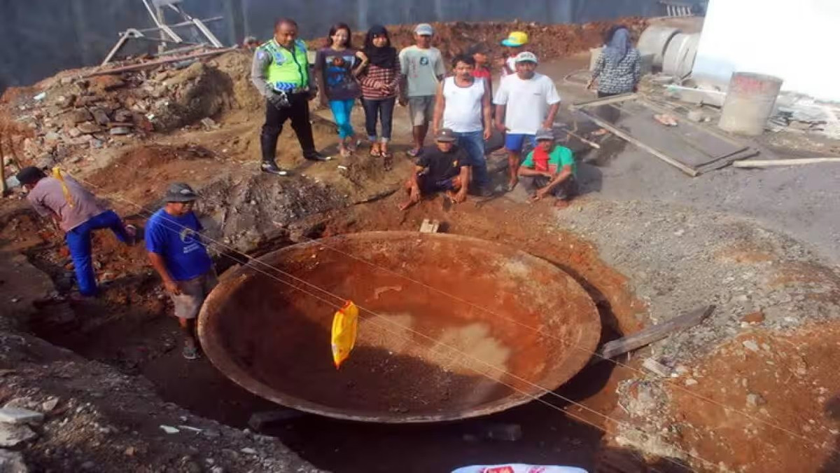 Chiếc vạc sâu lòng nặng khoảng 1 tấn được phát hiện ở độ sâu chưa đầy 1 mét tại Trung Java, Indonesia. (Ảnh: kknews)