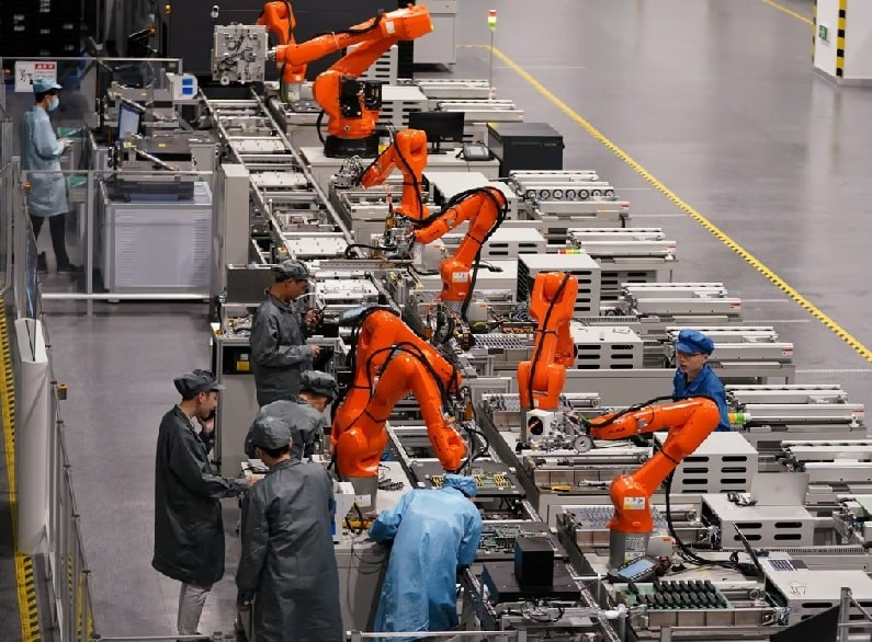 Bài toán kinh tế càng tàn khốc hơn khi robot phải cạnh tranh trực tiếp với công nhân có chi phí khoảng 150.000 nhân dân tệ mỗi năm.