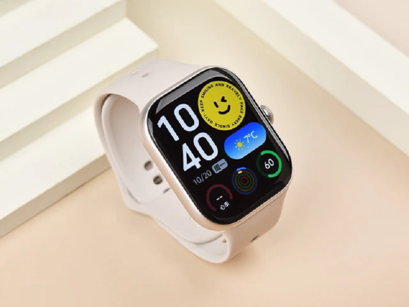 Thương hiệu con của vivo vừa trình làng iQOO Watch GT 2 tại Trung Quốc với thiết kế vuông hiện đại như Apple Watch.