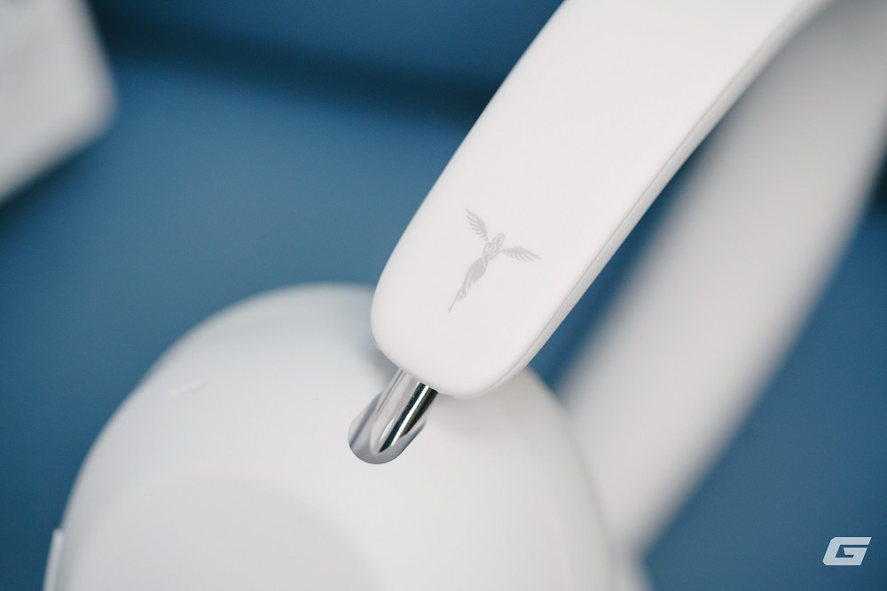 Vỏ nhựa lì kết hợp gọng kim loại chắc chắn, nhưng chỉ có màu trắng nên dễ bám bẩn. (Genk)