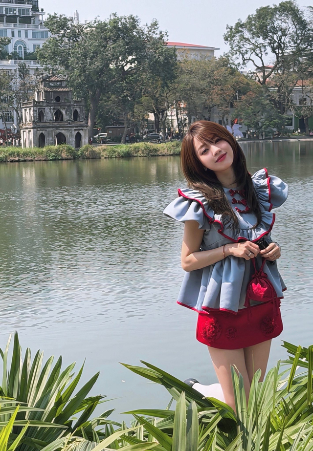 Mỗi lần xuất hiện, cô nàng đều khiến mạng xã hội rộn ràng bởi sức hút riêng biệt.