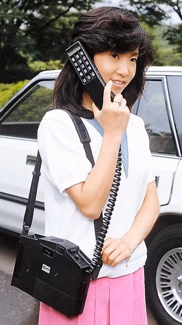 Chúng mang những thiết kế táo bạo lấy cảm hứng từ xe hơi, túi xách, thậm chí có mẫu gập vỏ sò cực nhỏ gọn.