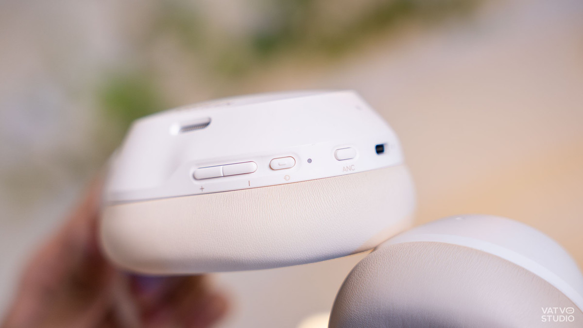 Pin có thể dùng tới 75 giờ nếu tắt tính năng, còn 45 giờ khi bật chống ồn là quá dư cho 1 tuần.(Ảnh: Người đưa tin)