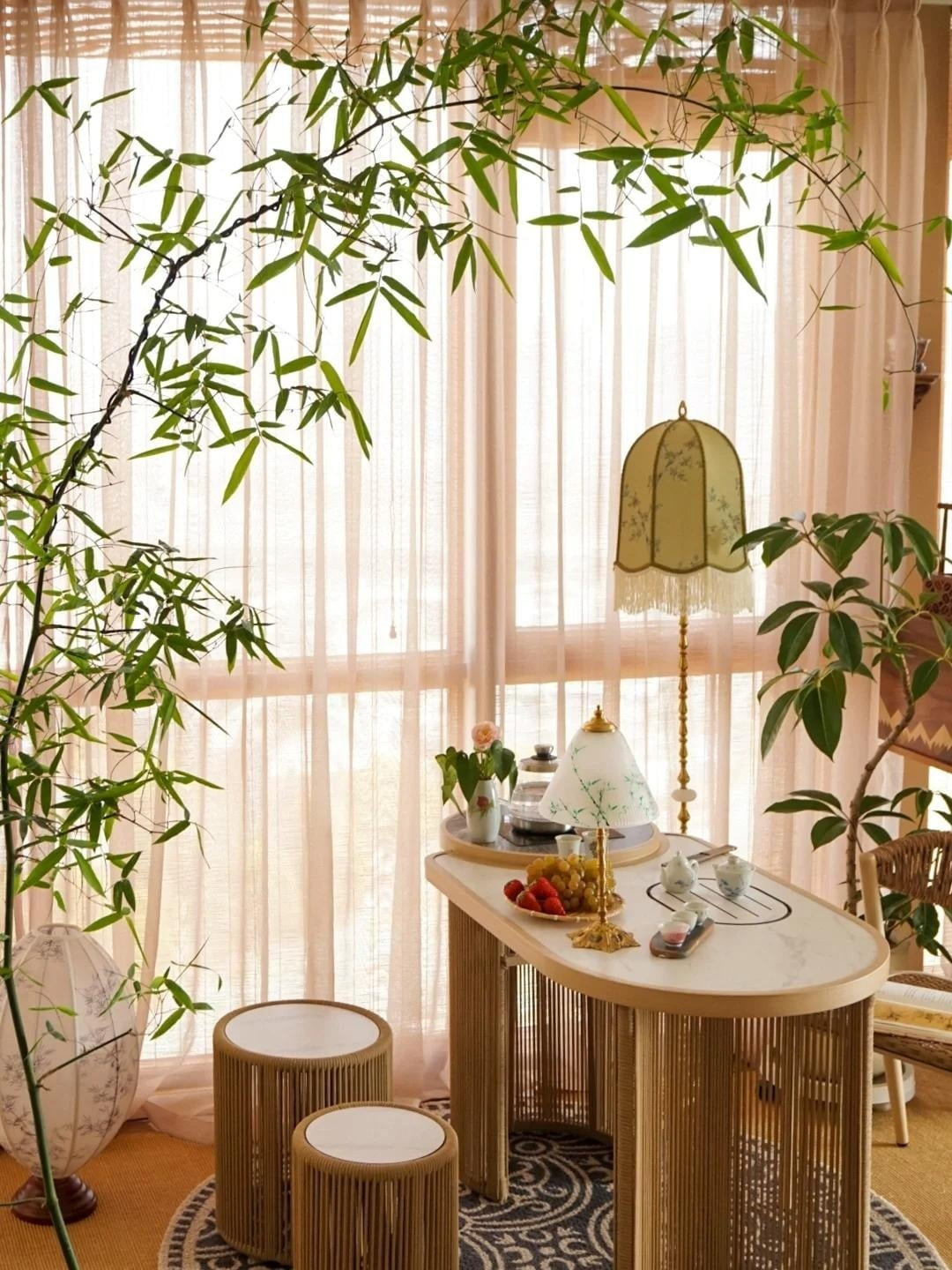 Những cành tre mảnh mai, nhẹ như lông vũ, đung đưa trong gió tạo nên hình ảnh mềm mại, tràn đầy sức sống và vẻ đẹp tự nhiên khó rời mắt.