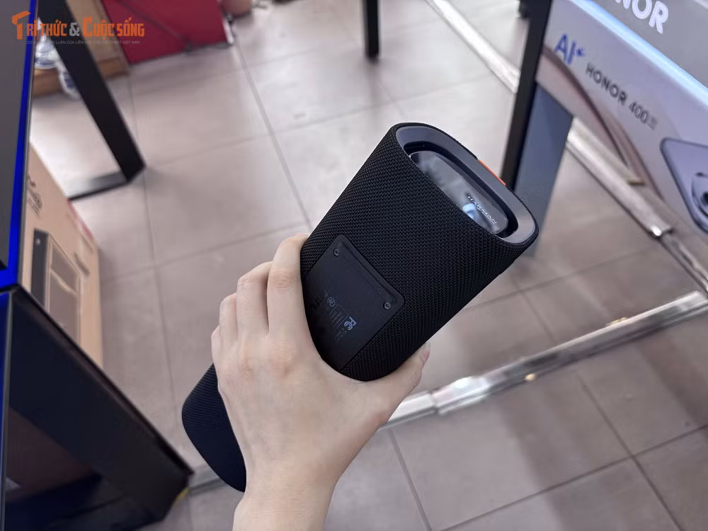 Với sự kết hợp giữa âm thanh mạnh mẽ, thiết kế linh hoạt, pin bền bỉ và nhiều tính năng tiện ích, Xiaomi Sound Party trở thành lựa chọn đáng chú ý trong phân khúc loa Bluetooth tầm trung, phù hợp với người dùng yêu thích sự năng động và thường xuyên tham gia các hoạt động giải trí ngoài trời.