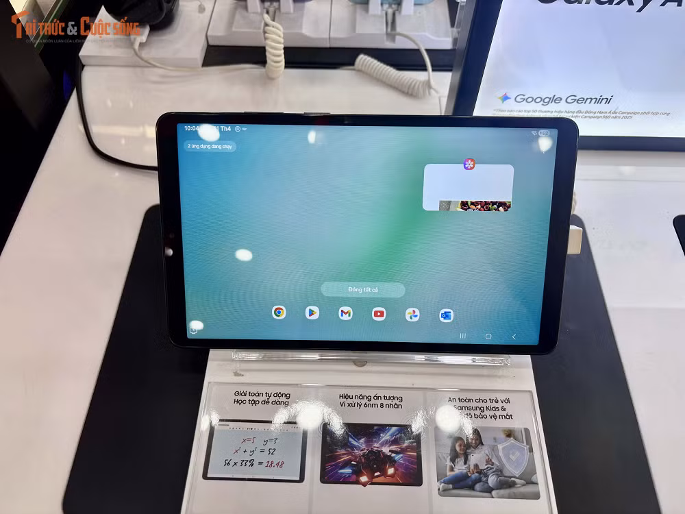 Về hiệu năng, thiết bị được trang bị vi xử lý 8 nhân với xung nhịp tối đa 2.2GHz, đủ khả năng xử lý mượt mà các tác vụ cơ bản như duyệt web, xem video hay sử dụng ứng dụng học tập, kết hợp RAM 4GB giúp đảm bảo khả năng đa nhiệm ổn định trong quá trình sử dụng liên tục.