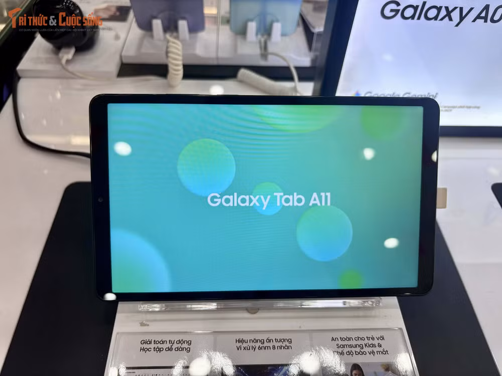 Ở mảng âm thanh, Galaxy Tab A11 được trang bị hệ thống loa kép hỗ trợ công nghệ Dolby Atmos, mang lại trải nghiệm âm thanh đa chiều, rõ ràng và sống động hơn khi xem phim, nghe nhạc hay chơi game, đồng thời vẫn giữ lại jack tai nghe 3.5mm cho những người dùng ưa chuộng thiết bị âm thanh truyền thống.