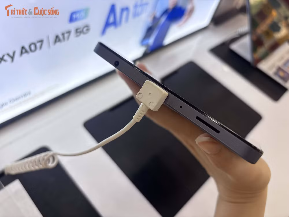 Viên pin dung lượng 5.100mAh mang lại thời gian sử dụng dài, đủ đáp ứng nhiều giờ học online, xem phim hoặc giải trí liên tục, kết hợp thiết kế mỏng nhẹ chỉ khoảng 337g giúp người dùng dễ dàng mang theo khi di chuyển mà không gây cảm giác cồng kềnh.