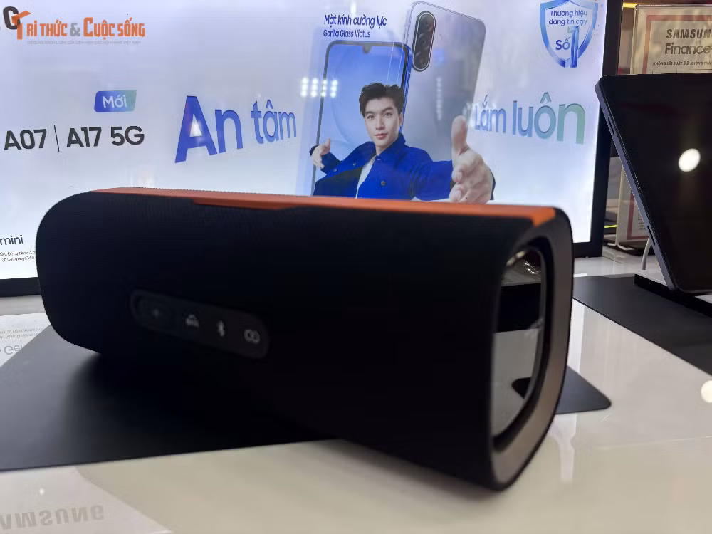 Thời lượng pin là một trong những yếu tố giúp Xiaomi Sound Party ghi điểm khi sở hữu viên pin 5200mAh, cho phép phát nhạc liên tục lên đến 26 giờ, đáp ứng tốt nhu cầu sử dụng trong những chuyến đi dài hoặc các buổi tiệc kéo dài mà không cần sạc lại nhiều lần.